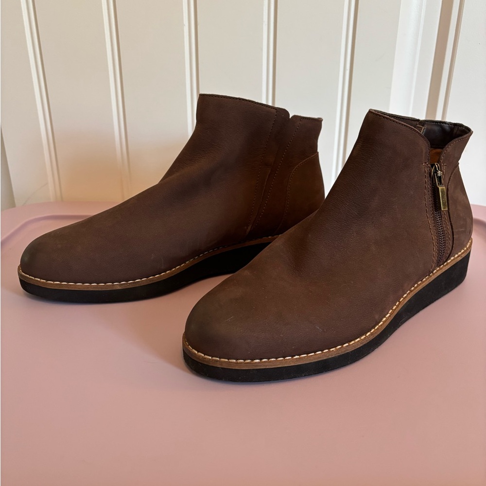 NWT Leather Softwalk Wesley Boot, Dark Brown Nubuck, Size 9